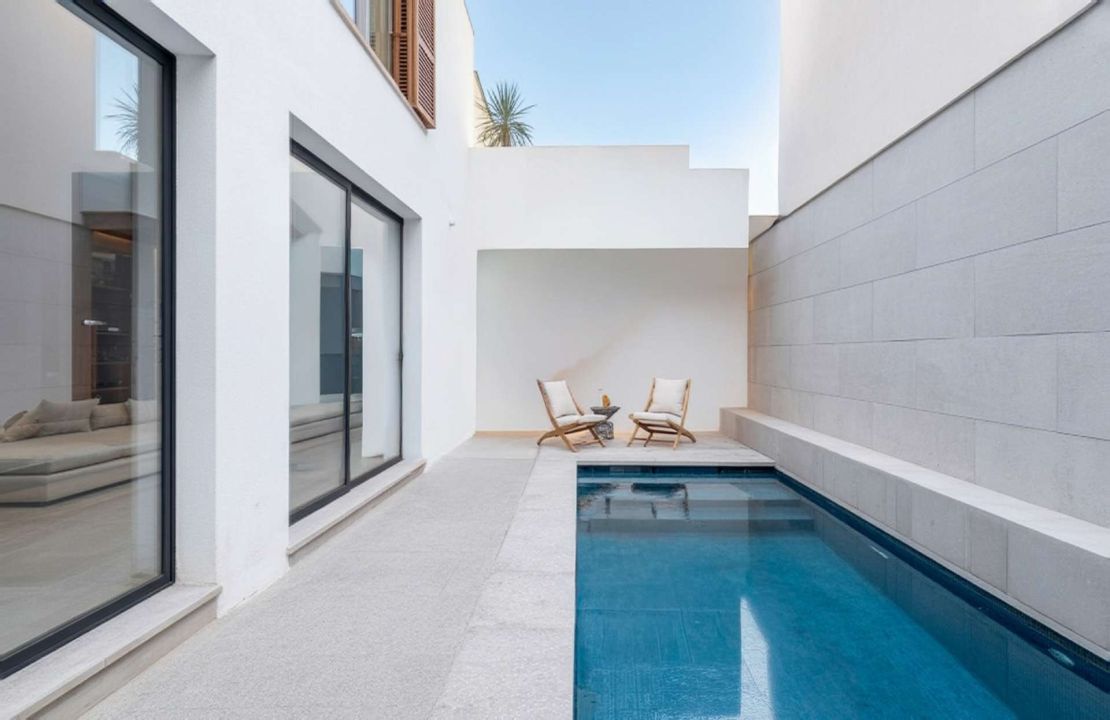 Townhouse in Pollenca Mallorca with large patio and renovation project
